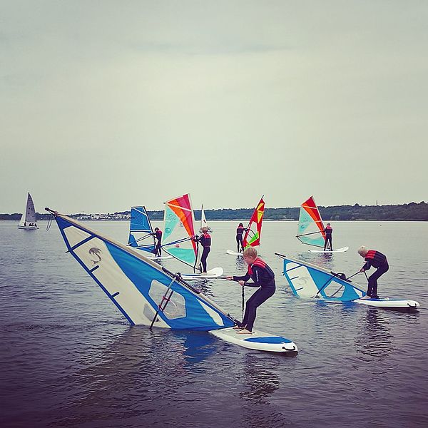 Windsurfen mit Schulklasse am Markkleeberger See bei Leipzig