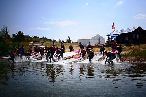 SUP Boards mit Schulklasse vor ALL-on-SEA Wassersportschule