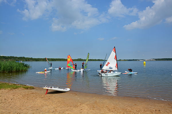 Segeln und Windsurfen im Feriencamp mit Kindern auf Markkleeberger See