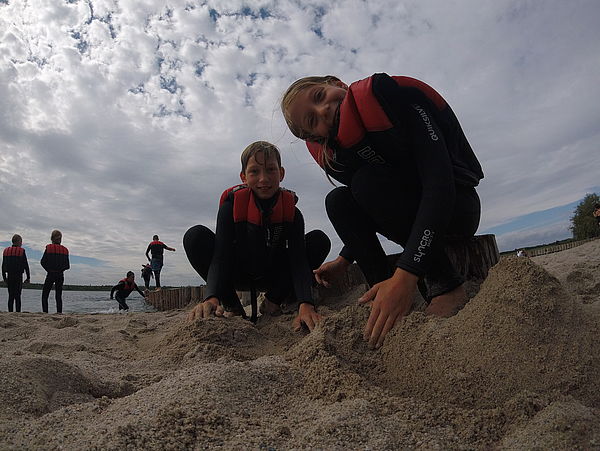 Im Sand buddeln am Markkleeberger See