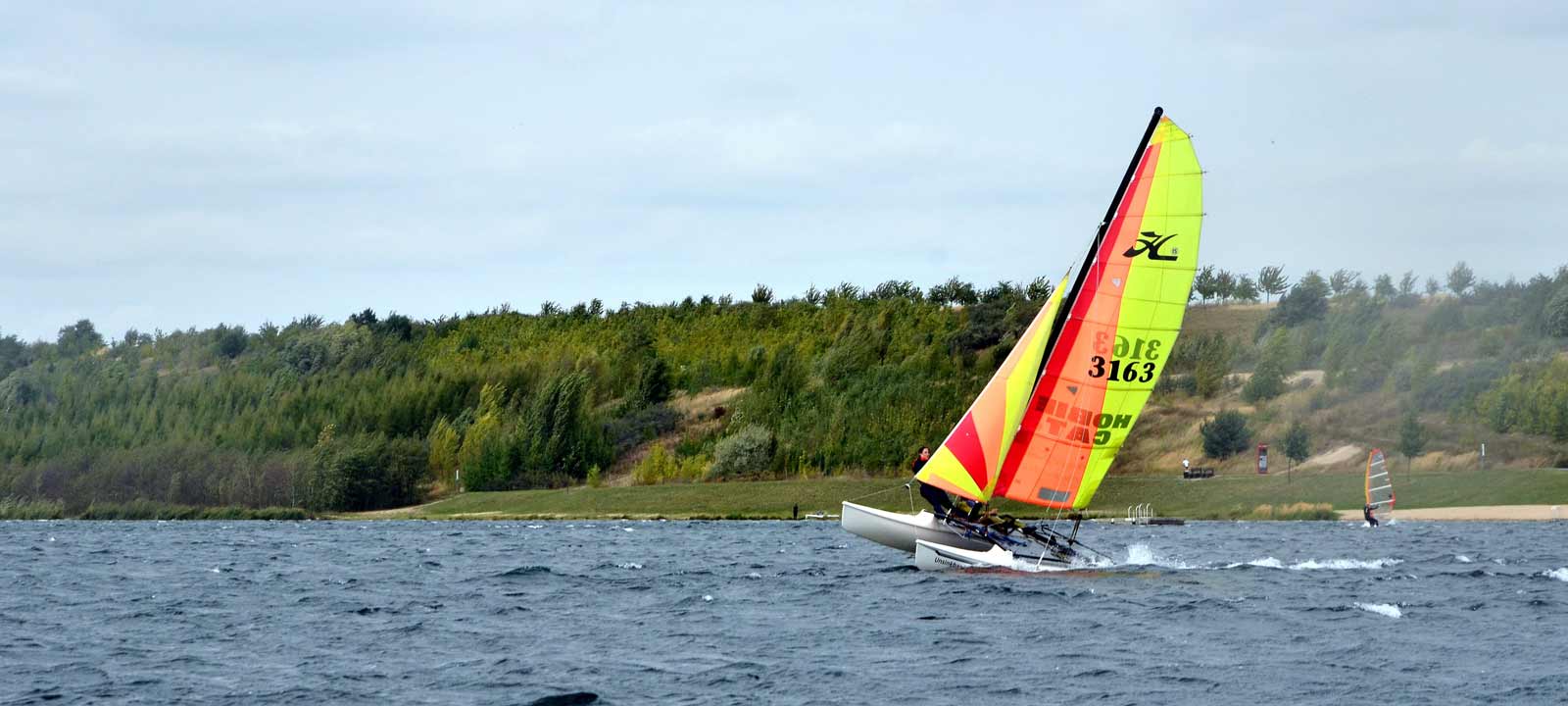 Segeln Katamaran auf Markkleeberger See bei Leipzig