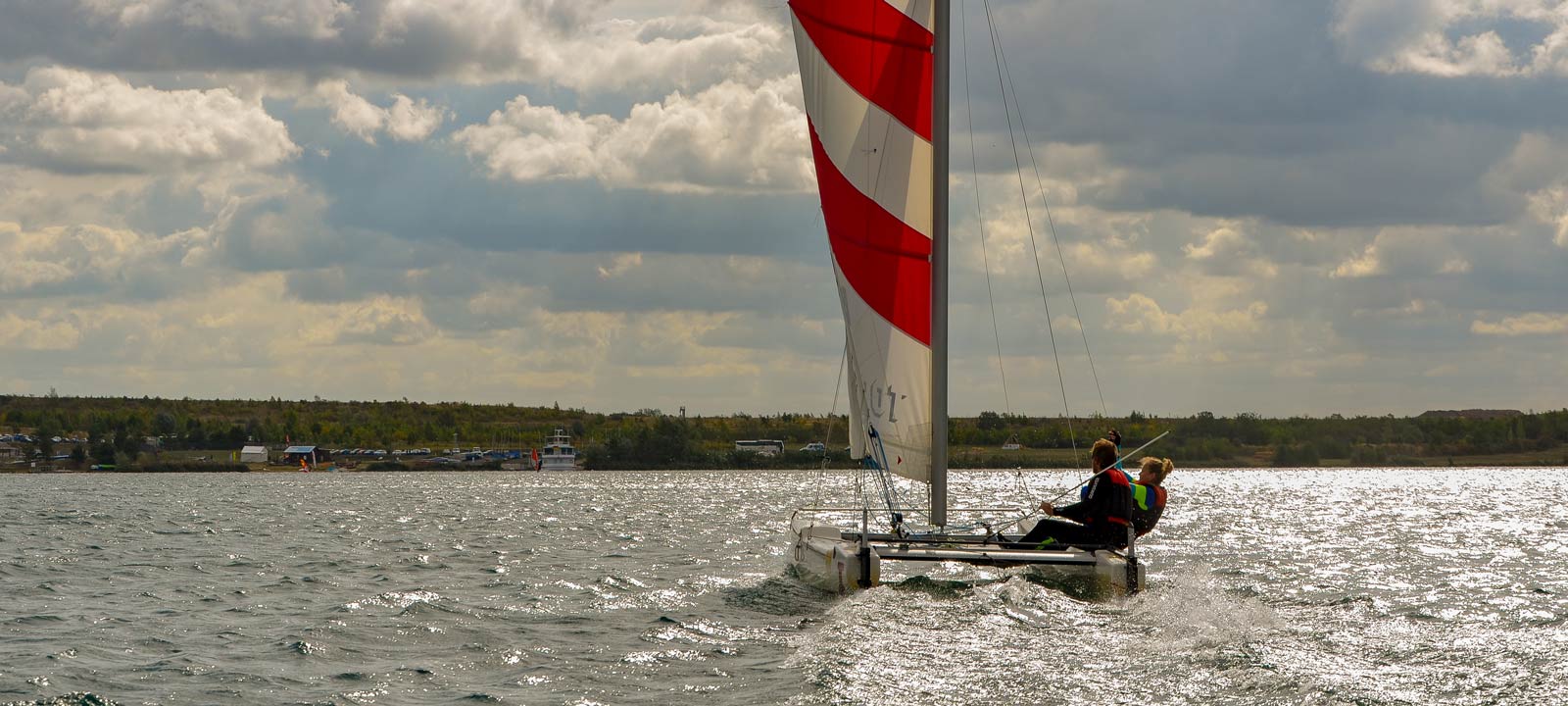 Segeln Katamaran auf Markkleeberger See bei Leipzig