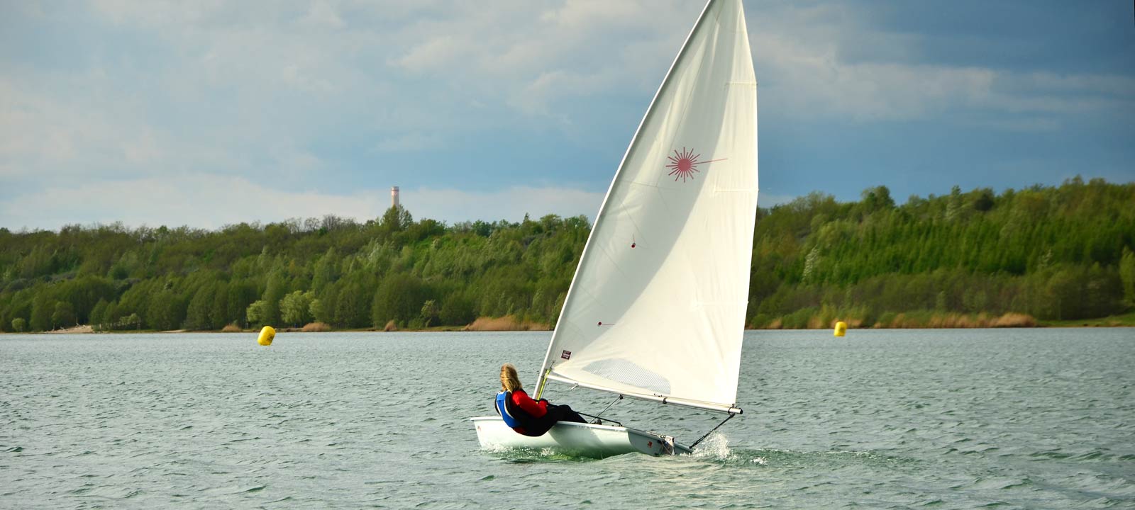 Segeln mit Laser Jolle auf Markkleeberger See bei Leipzig
