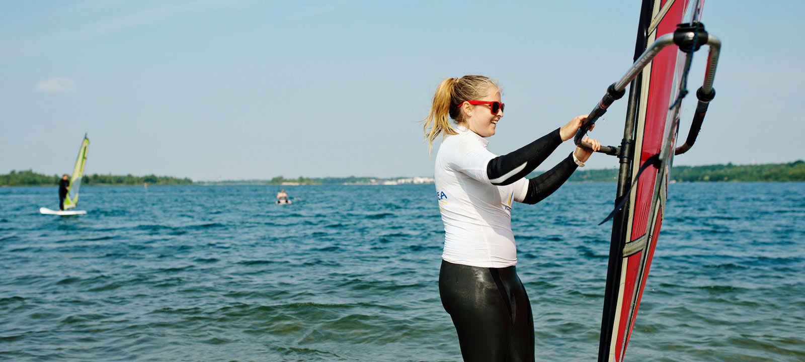 Windsurferin auf Markkleeberger See bei Leipzig