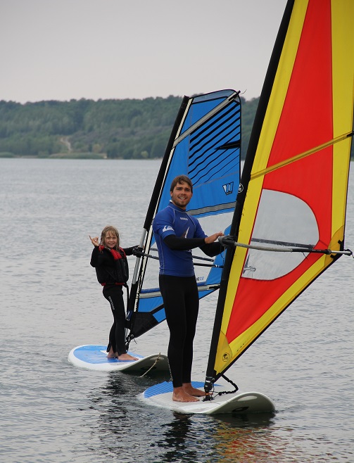 Windsurflehrer mit Kind im Feriencamp auf Markkleeberger See