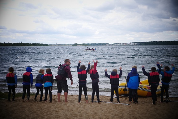 Gruppe Kinder nach Paddeltour vor Markkleeberger See